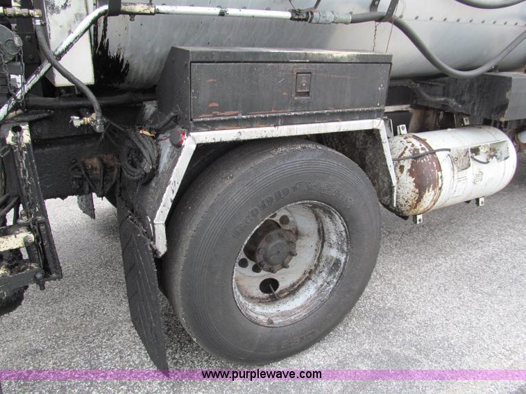 image for item E2151 1998 International 4900 oil distributor truck