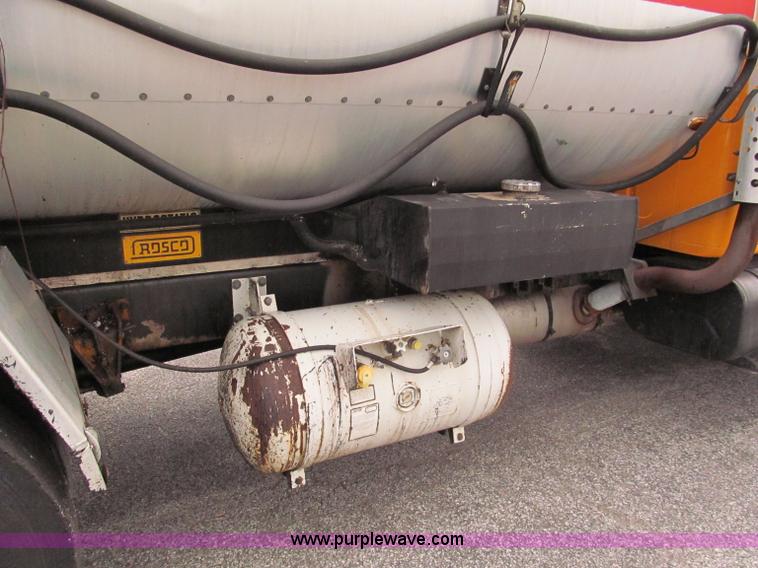 image for item E2151 1998 International 4900 oil distributor truck