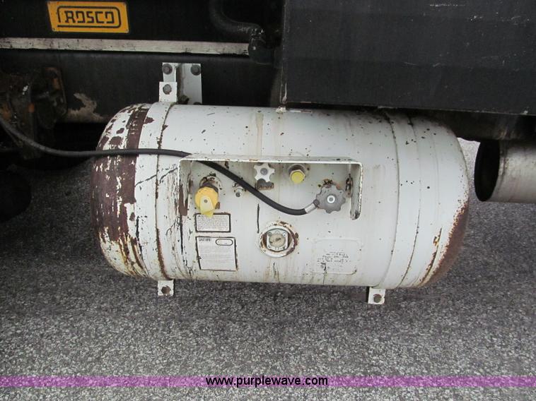 image for item E2151 1998 International 4900 oil distributor truck