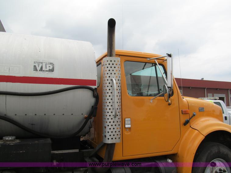 image for item E2151 1998 International 4900 oil distributor truck
