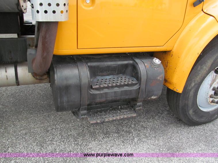 image for item E2151 1998 International 4900 oil distributor truck