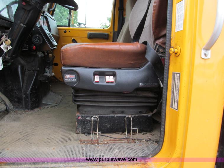 image for item E2152 1996 International 4900 dump truck