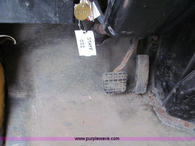 image for item E2152 1996 International 4900 dump truck