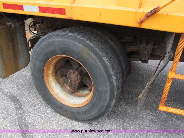 image for item E2152 1996 International 4900 dump truck