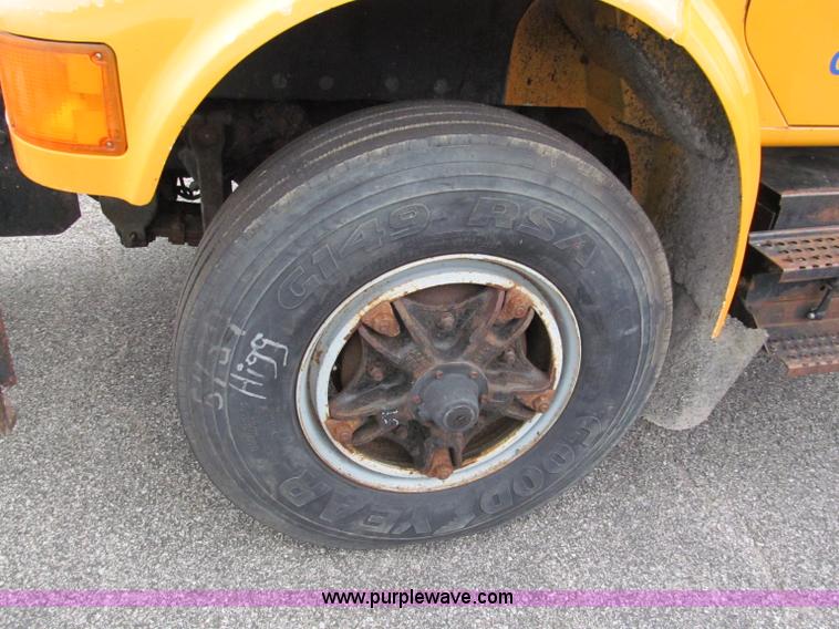 image for item E2152 1996 International 4900 dump truck