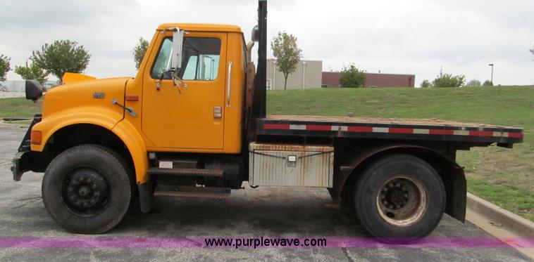 image for item E2153 1997 International 4900 flatbed truck