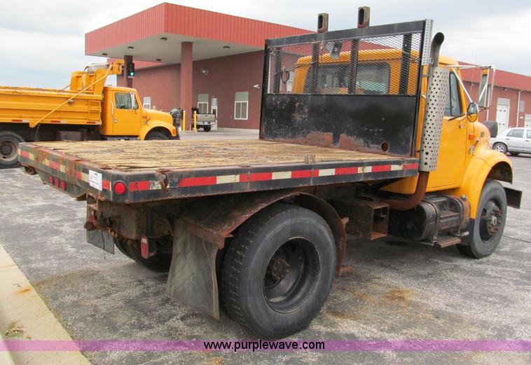 image for item E2153 1997 International 4900 flatbed truck