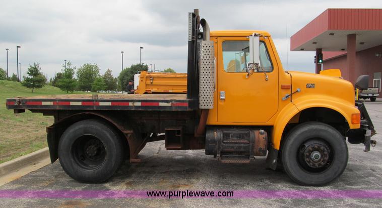 image for item E2153 1997 International 4900 flatbed truck