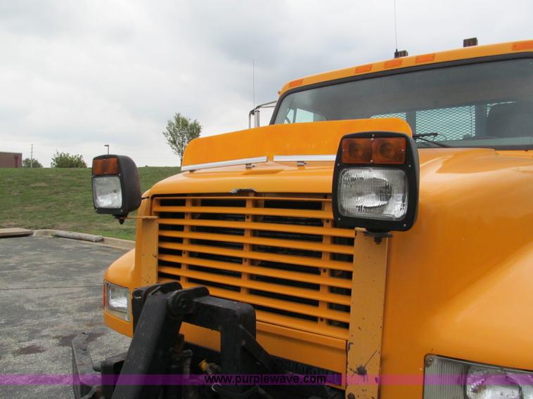 image for item E2153 1997 International 4900 flatbed truck