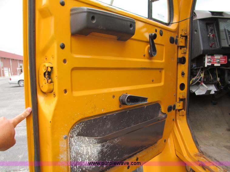 image for item E2153 1997 International 4900 flatbed truck