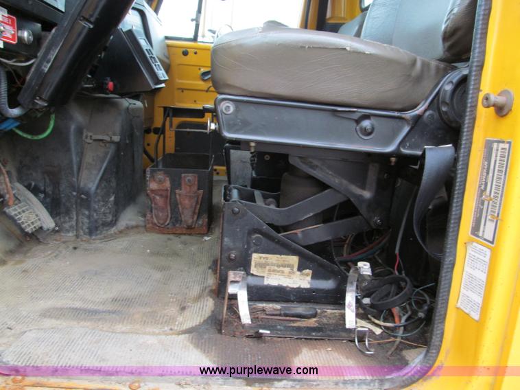 image for item E2153 1997 International 4900 flatbed truck