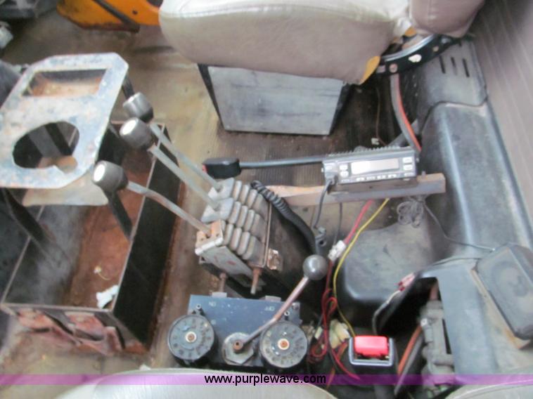 image for item E2153 1997 International 4900 flatbed truck