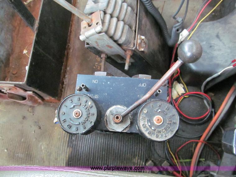 image for item E2153 1997 International 4900 flatbed truck