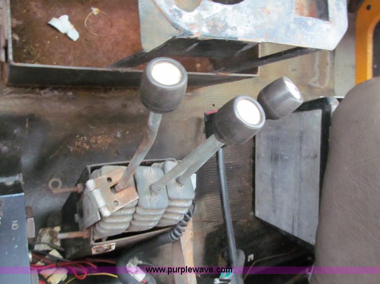 image for item E2153 1997 International 4900 flatbed truck