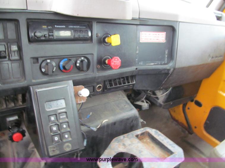 image for item E2153 1997 International 4900 flatbed truck