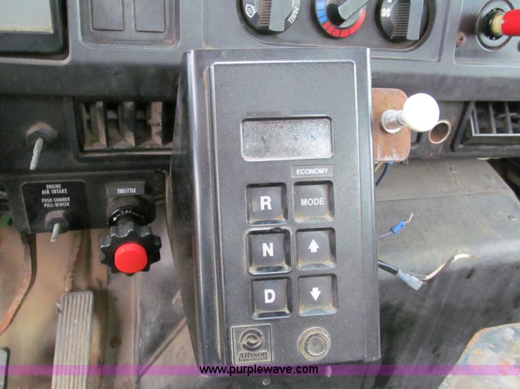 image for item E2153 1997 International 4900 flatbed truck