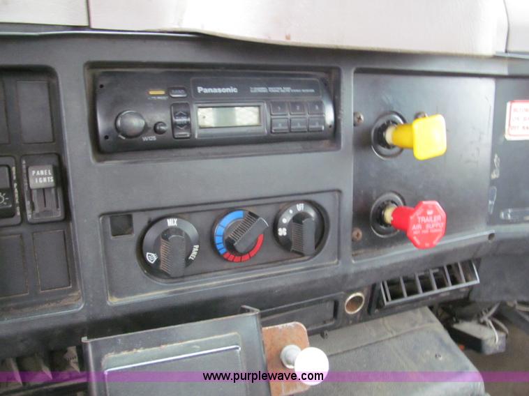 image for item E2153 1997 International 4900 flatbed truck