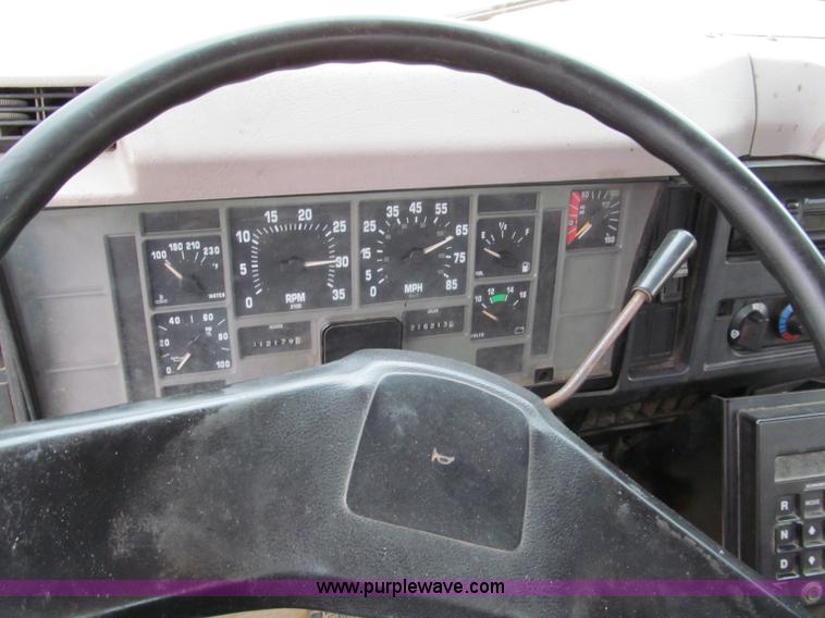 image for item E2153 1997 International 4900 flatbed truck