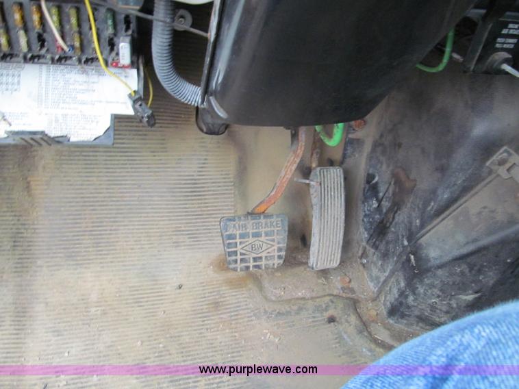 image for item E2153 1997 International 4900 flatbed truck