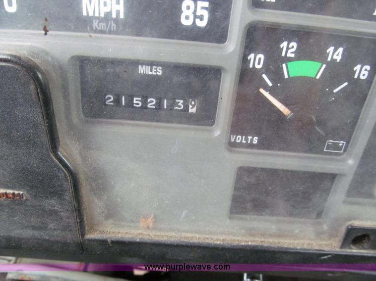 image for item E2153 1997 International 4900 flatbed truck