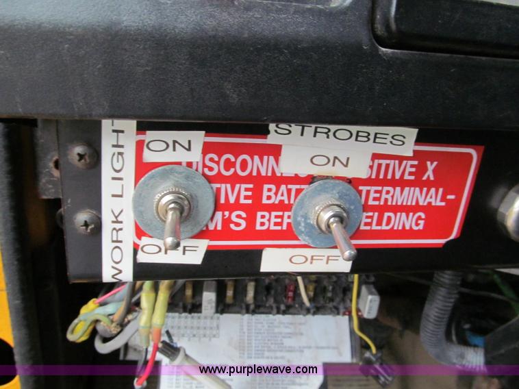 image for item E2153 1997 International 4900 flatbed truck