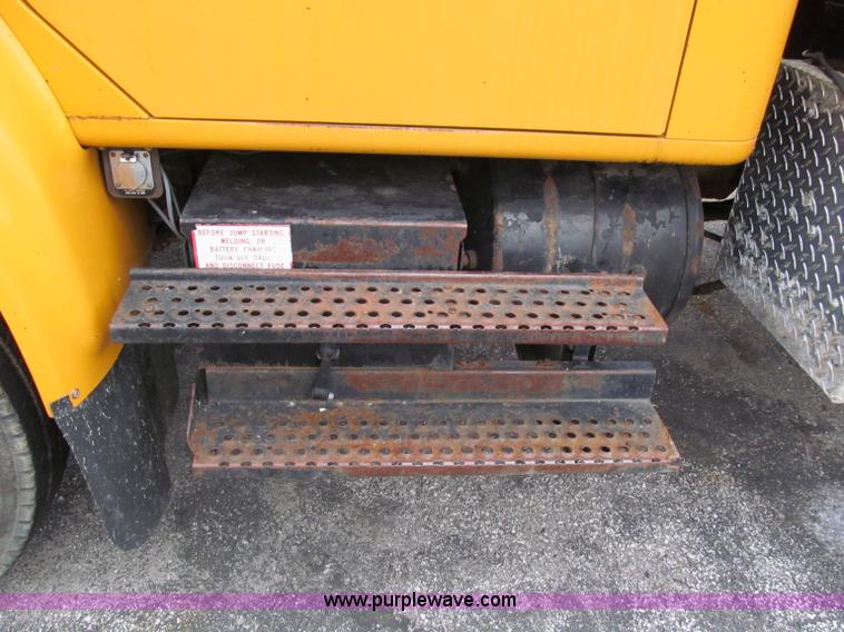 image for item E2153 1997 International 4900 flatbed truck