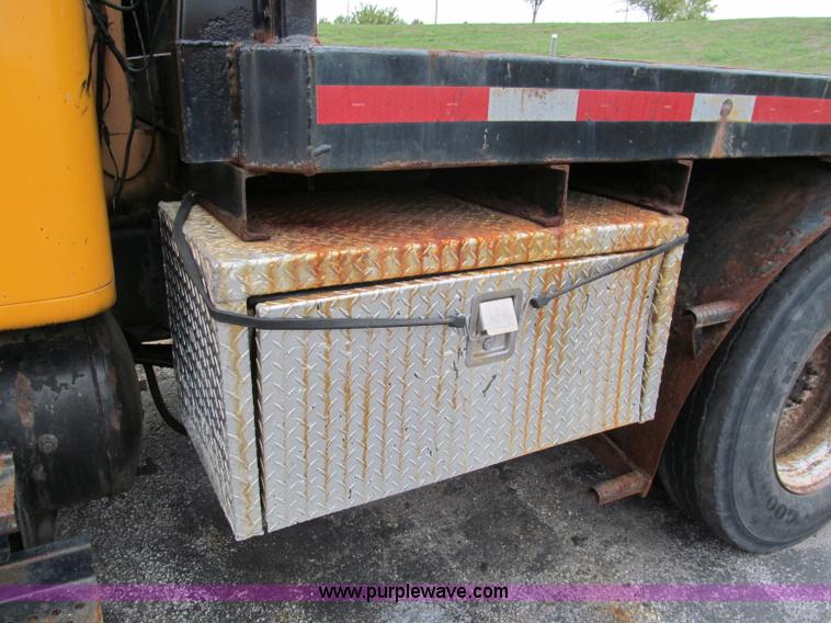 image for item E2153 1997 International 4900 flatbed truck