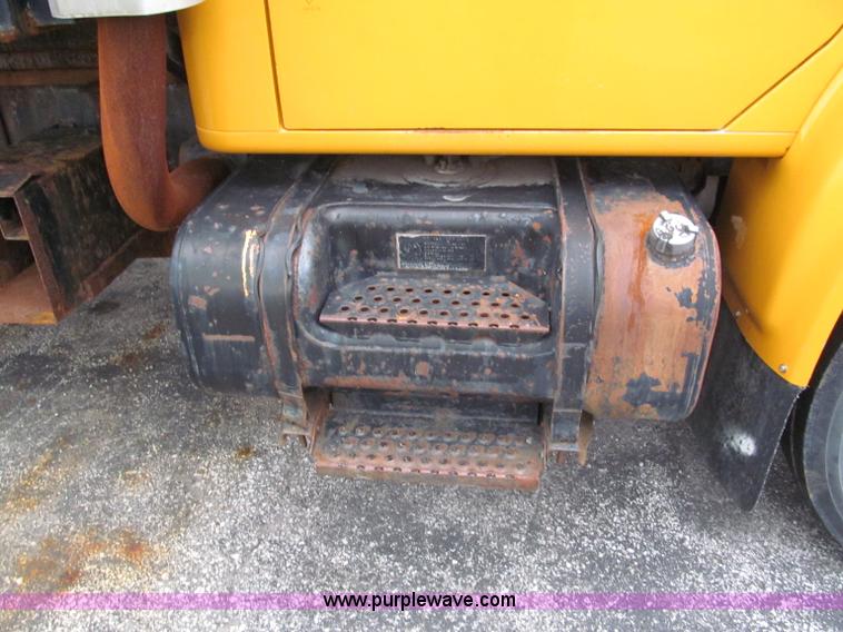 image for item E2153 1997 International 4900 flatbed truck