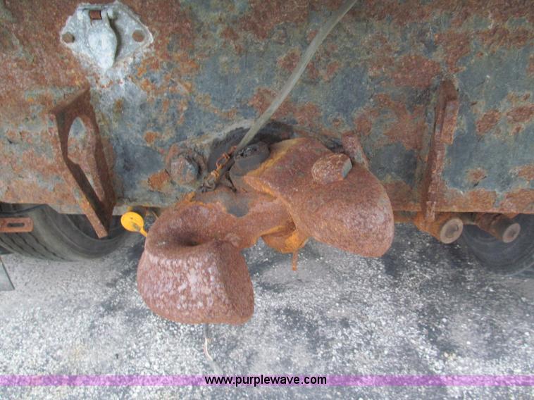 image for item E2153 1997 International 4900 flatbed truck