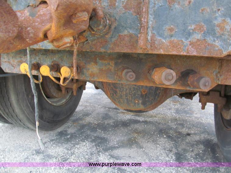 image for item E2153 1997 International 4900 flatbed truck