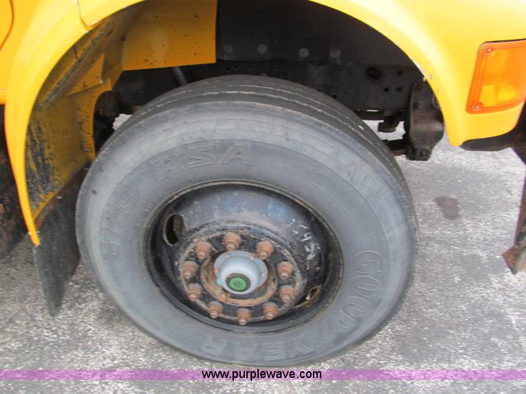 image for item E2153 1997 International 4900 flatbed truck