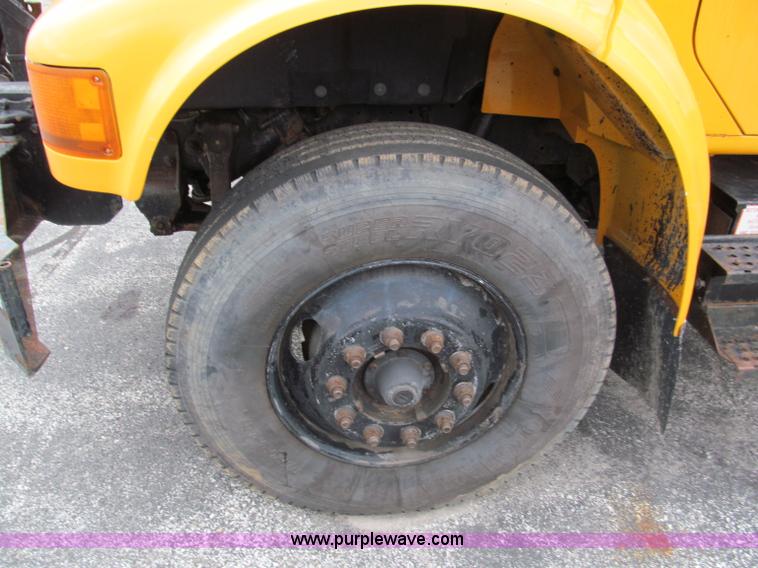 image for item E2153 1997 International 4900 flatbed truck