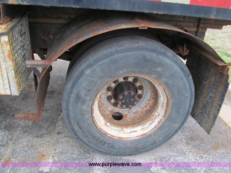 image for item E2153 1997 International 4900 flatbed truck