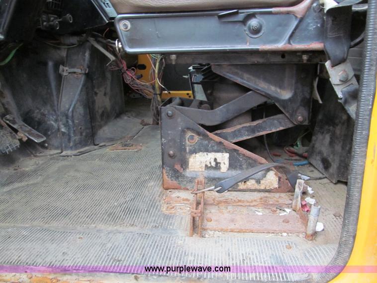 image for item E2154 1999 International 4900 dump truck