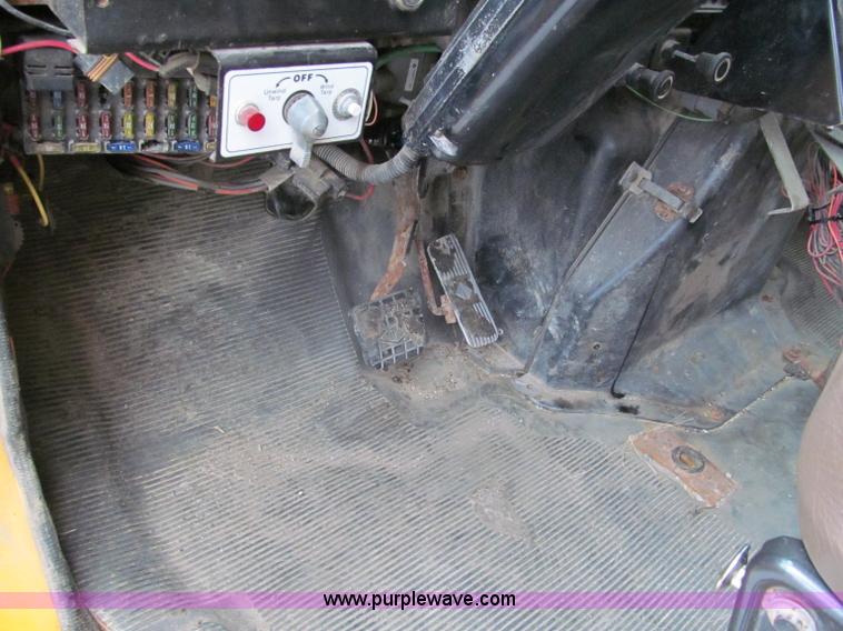 image for item E2154 1999 International 4900 dump truck