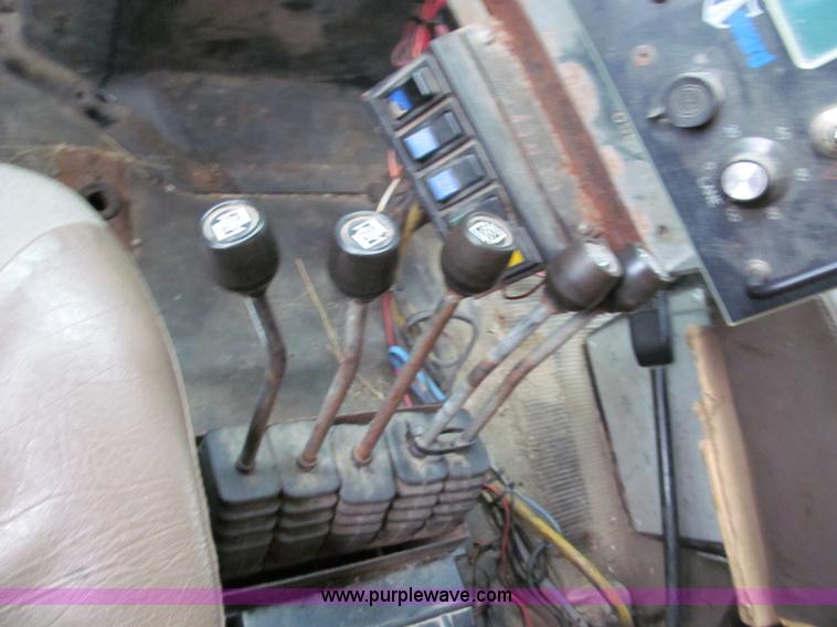 image for item E2154 1999 International 4900 dump truck