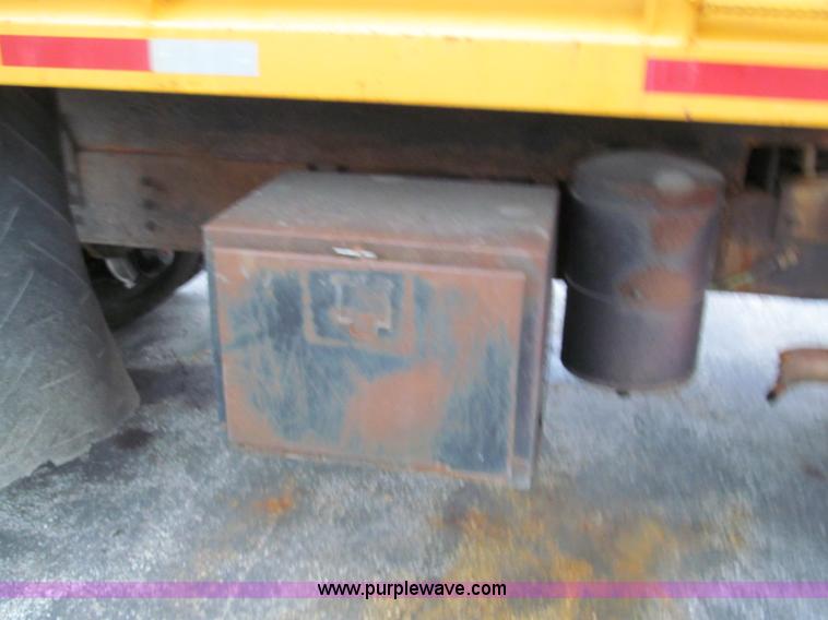 image for item E2154 1999 International 4900 dump truck