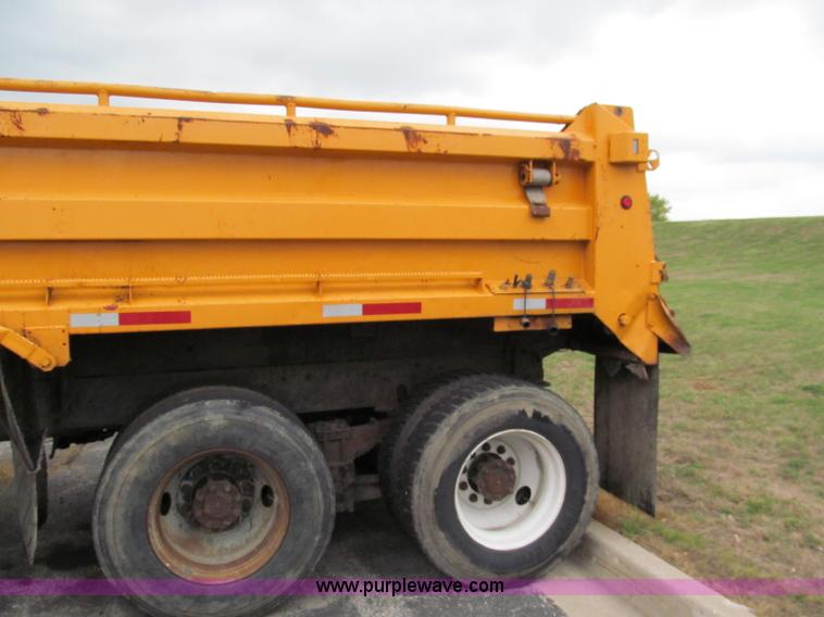 image for item E2154 1999 International 4900 dump truck