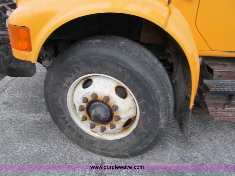 image for item E2154 1999 International 4900 dump truck