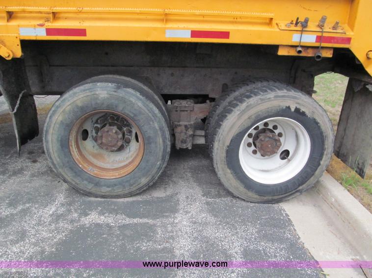 image for item E2154 1999 International 4900 dump truck