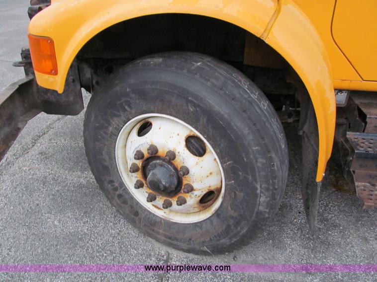 image for item E2154 1999 International 4900 dump truck