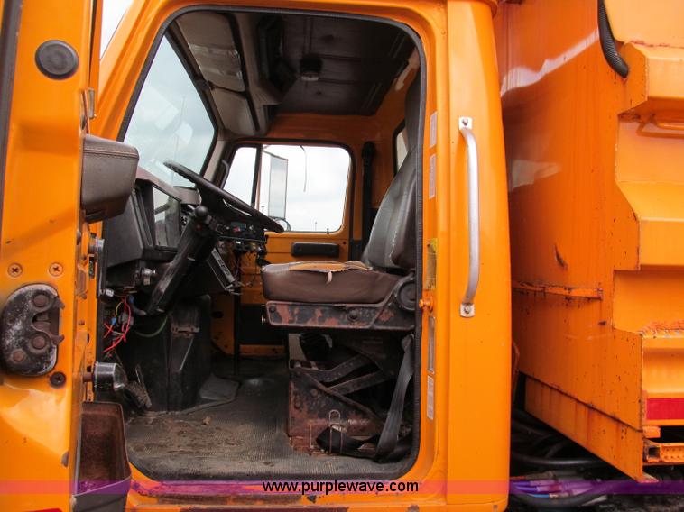 image for item E2155 1998 International 4900 dump truck