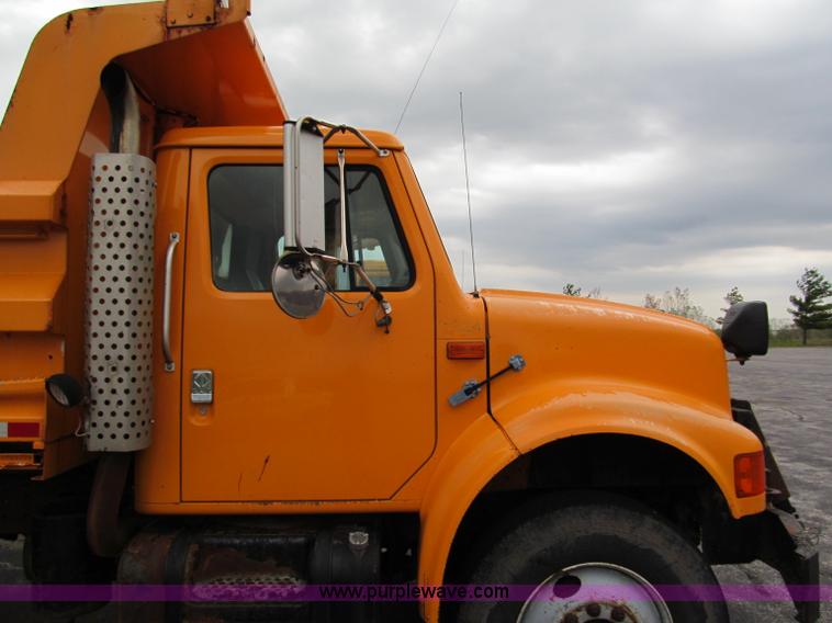 image for item E2155 1998 International 4900 dump truck