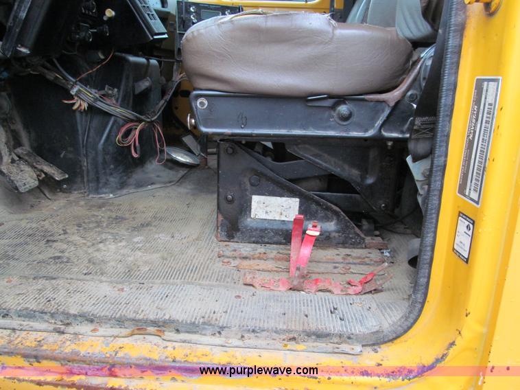 image for item E2156 1999 International 4900 dump truck