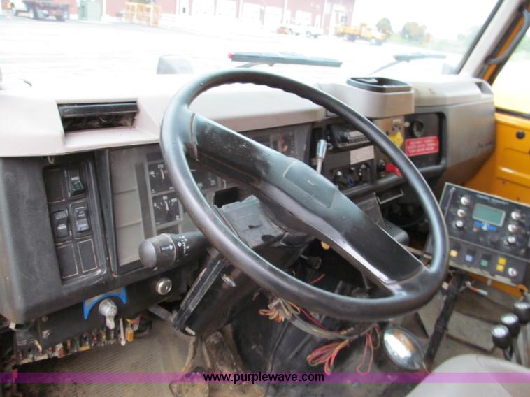 image for item E2156 1999 International 4900 dump truck