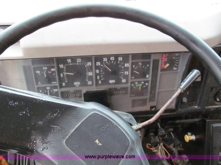 image for item E2156 1999 International 4900 dump truck