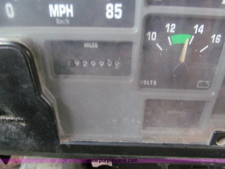 image for item E2156 1999 International 4900 dump truck