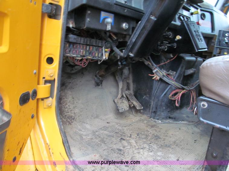 image for item E2156 1999 International 4900 dump truck