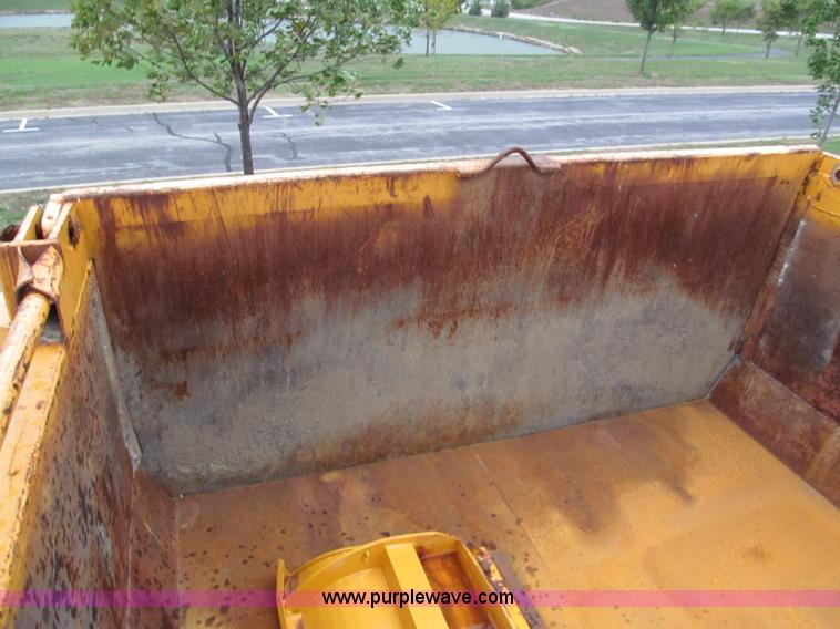 image for item E2156 1999 International 4900 dump truck