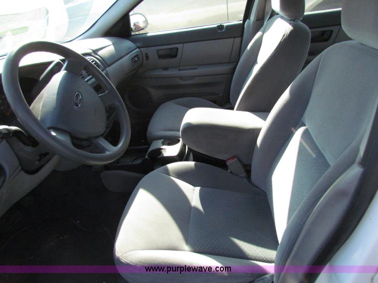 image for item E8041 2004 Ford Taurus LX